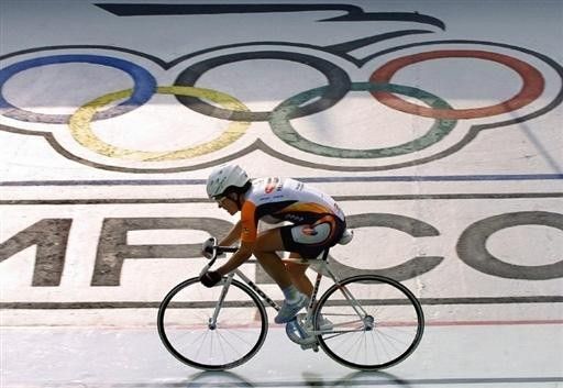 A rider on the same Mexico City Velodrome where Ole Ritter set the hour record in 1968.