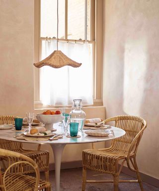 french inspired relaxed lunch tablesetting with rattan pieces