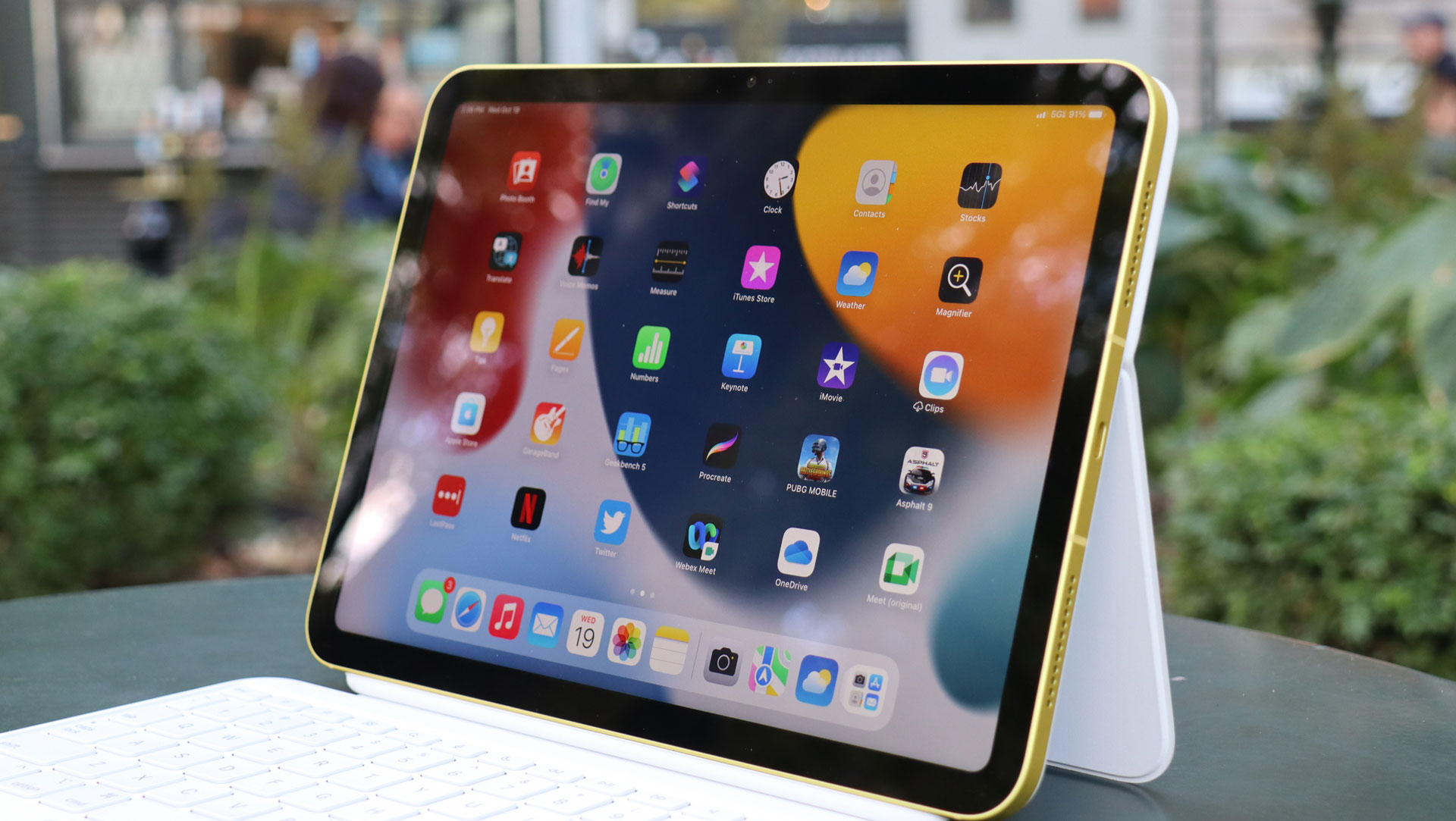 The iPad 10.9 (2022) screen is in the corner