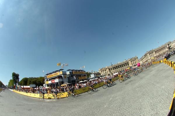 Racing towards the finishline on the Champs-&Eacute;lys&eacute;es