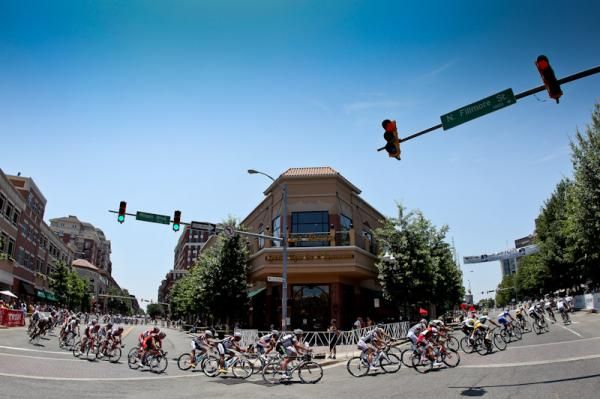 The peloton gets strung out as they hit Wilson and Fillmore streets.