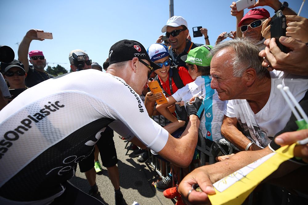 Chris Froome (Team Sky) signs in at the start of stage 4