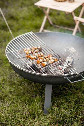 outdoor grill bbq ideas: small fire pit with grill rack
