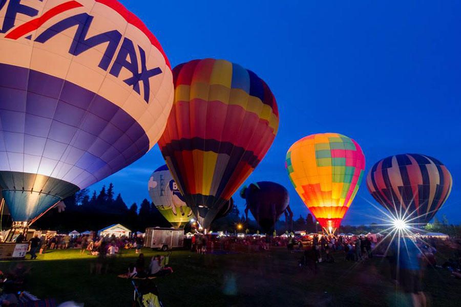 Hot air balloon makes emergency landing in prison parking lot