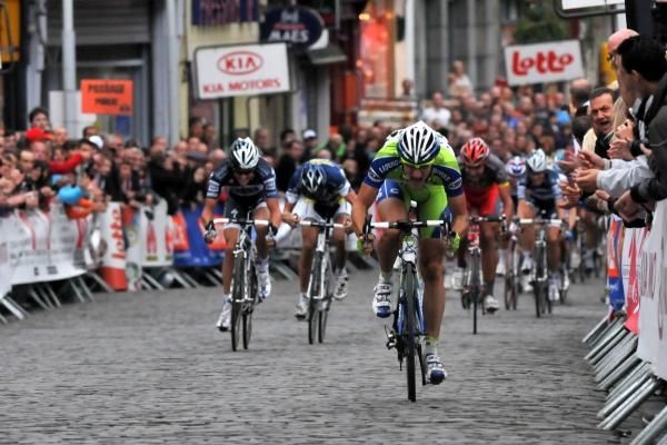 Elia Viviani (Liquigas-Doimo) speeds to the line and to victory.