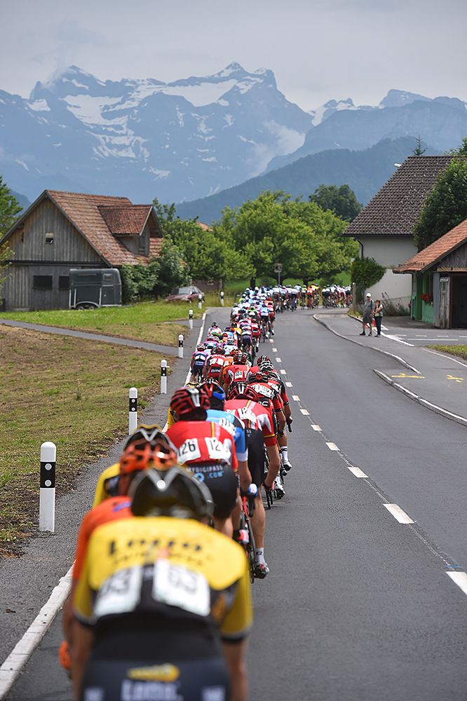 The peloton single file during stage 2