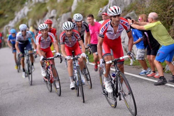 Giampaolo Caruso sets the pace for teammmate Joaquim Rodr&iacute;guez (Katusha)