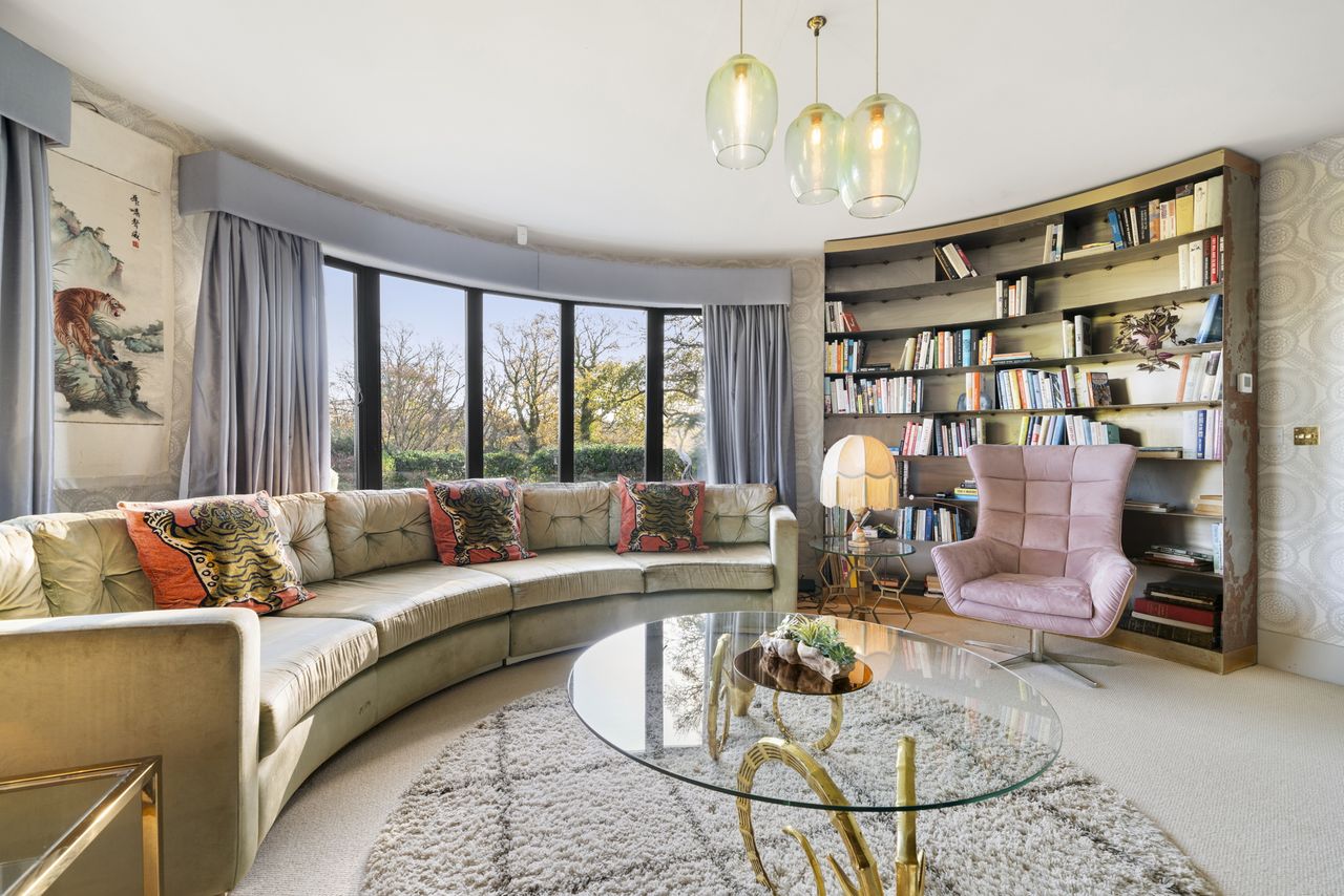 Images of the interiors and exteriors of Broad Oak in East Sussex