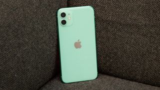Bagsiden af en iPhone 11 med grøn finish