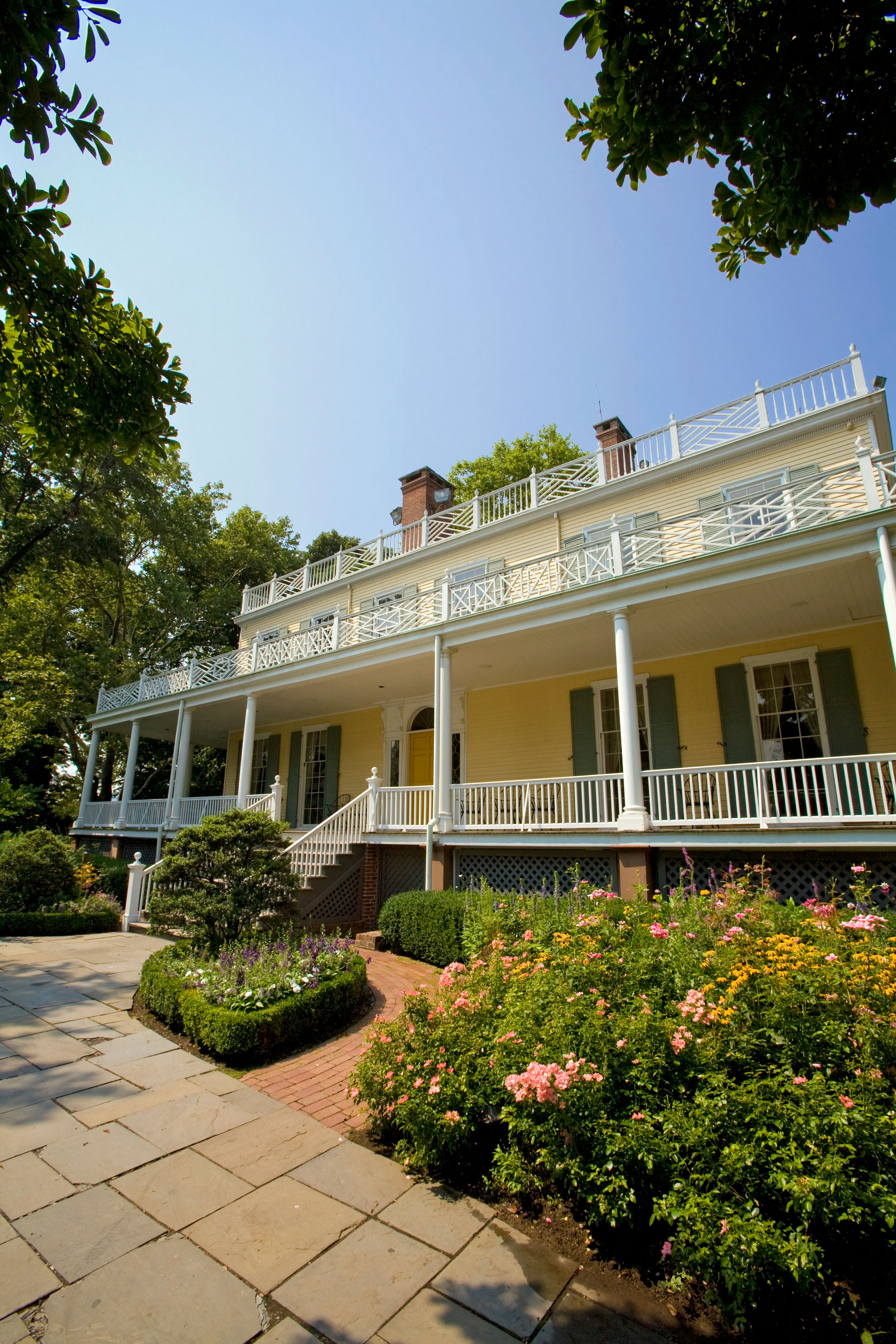 gracie mansion from the outside