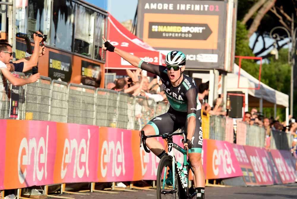 Sam Bennett wins on the final day of the 2018 Giro, making it three wins to Viviani's four