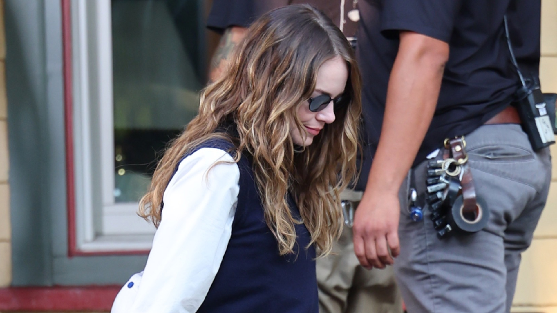 Emma Stone was spotted on the set of her new rom-com wearing the perfect jeans outfit for fall