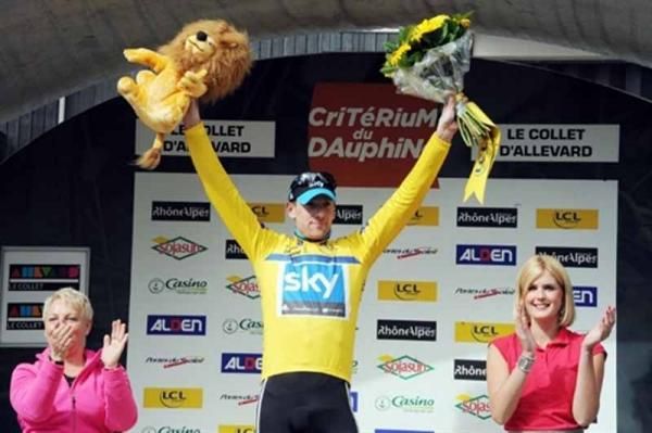 Another lion, another bouquet, another yellow jersey for Bradley Wiggins (Sky)