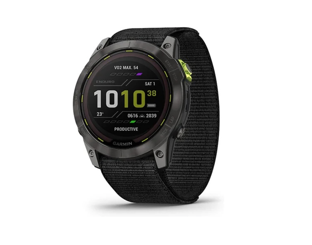 En svart Garmin Enduro 2 med ett textilarmband visas upp mot en vit bakgrund.