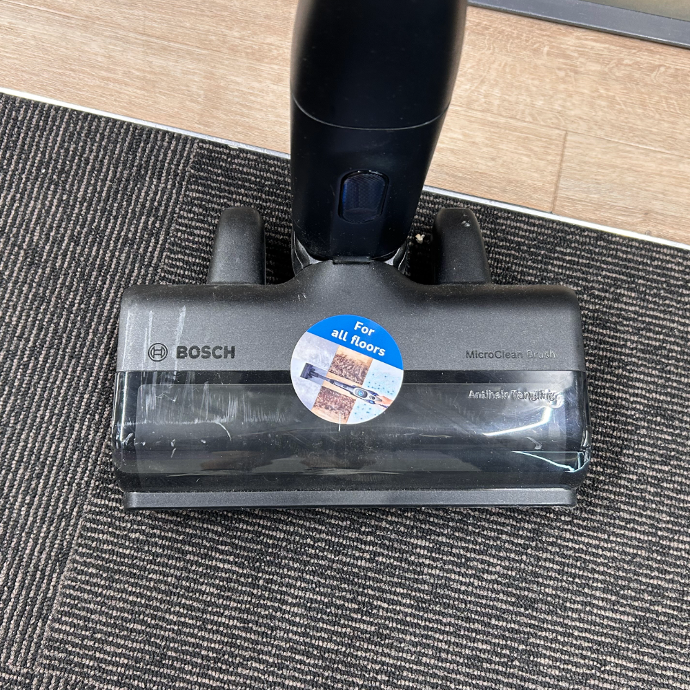 Up close shot of the floorhead on the Bosch Cordless vacuum Cleaner Unlimited 10, one of the best vacuum cleaners for pet hair