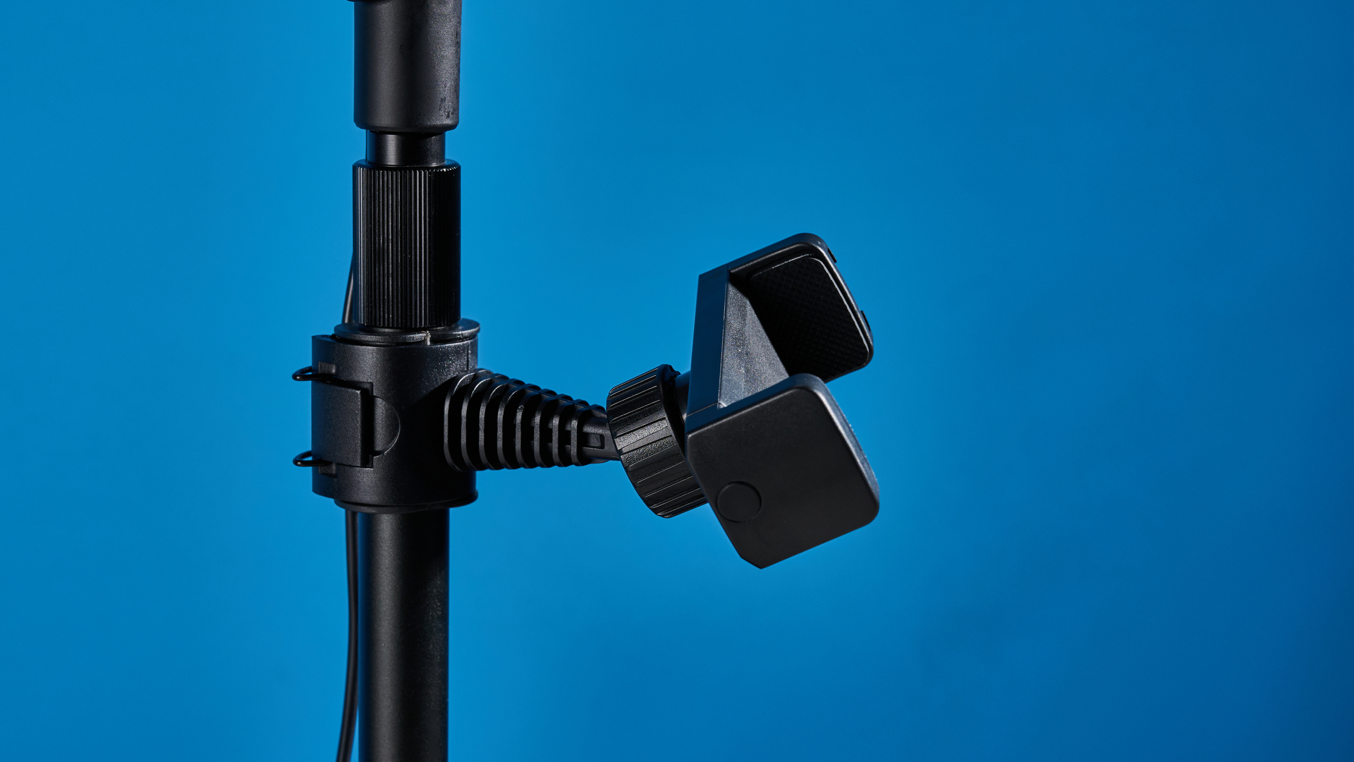 The Neewer Basics R06 7-inch Round Light photographed in front of a blue background.