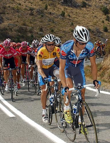 Roberto Heras (Liberty Seguros) stays behind a teammate