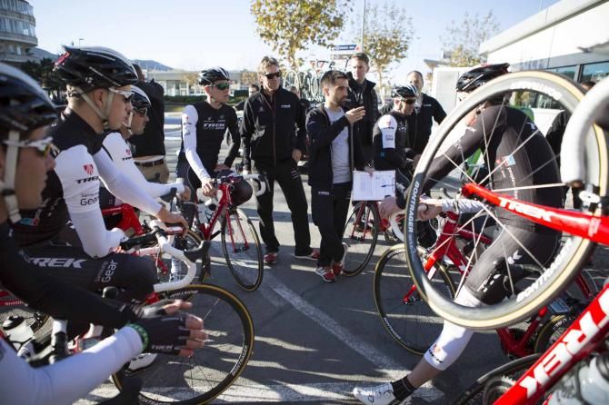 Trek trainer Josu Larrazabal outlines the day's plan.