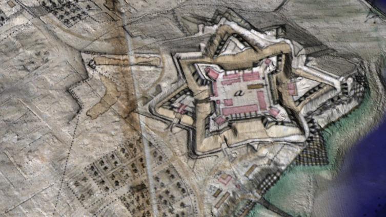 O imagine lidar a Fort Anne combinată cu o hartă istorică.