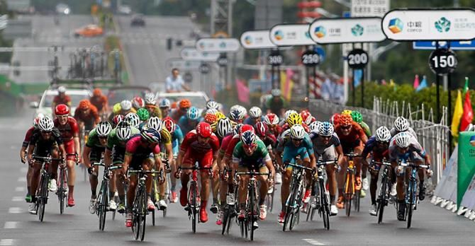 The peloton sprints to the stage 8 finish line
