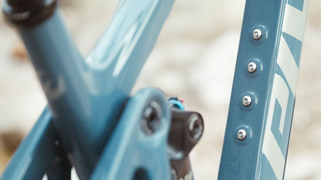 Pivots new Shadowcat bike downtube mounts