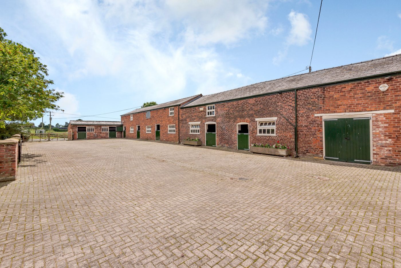 Crumleigh-Heath-Farm-yard-e1568108786120.jpg