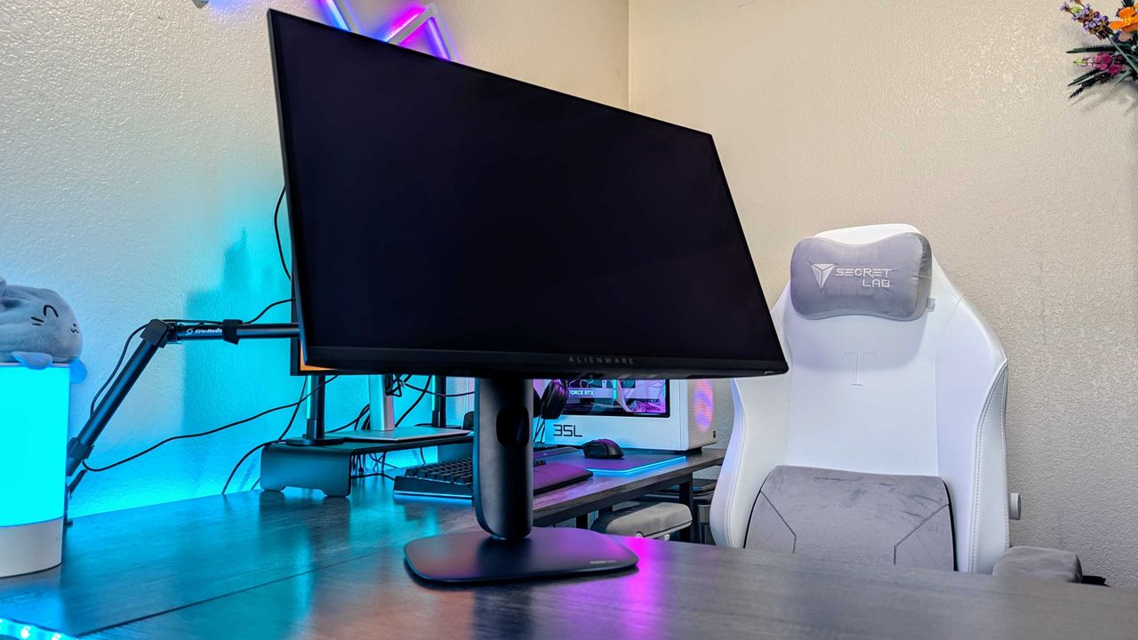 Image of the Alienware 27 4K QD-OLED Gaming Monitor (AW2725Q).