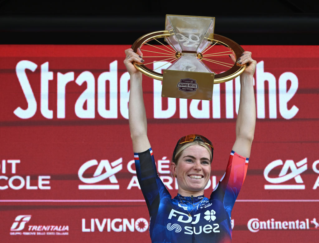 SIENA, ITÁLIA - 8 DE MARÇO: Demi Vollering da Holanda e a equipe FDJ - SUEZ comemoram no pódio como vencedoras da corrida durante a 11ª Strade Bianche 2025, a corrida de um dia de elite feminina de 136 km de Siena a Siena 320m / #UCIWWT / em 8 de março de 2025 em Siena, Itália (Foto de Dario Belingheri/Getty Images) Imagens)