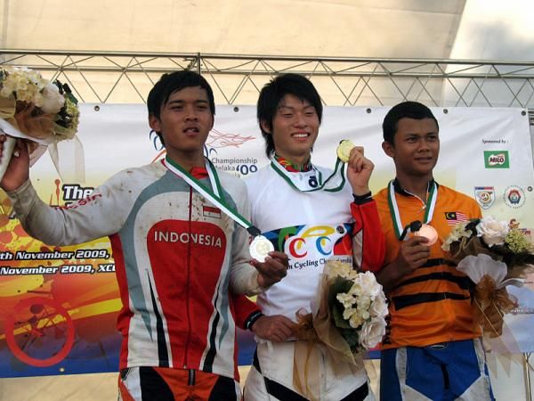 The junior men's podium: Hildan Atosma Katana (Indonesia), 2nd; Kazuki Shimizu (Japan), 1st; Muhammad Aim Mohd Fauzi (Malaysia), 3rd.