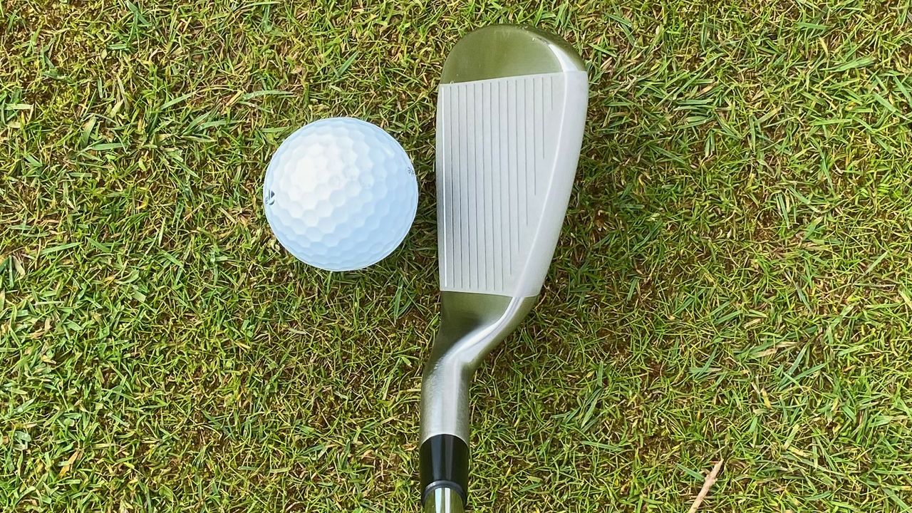 Photo of the 9 iron in the Tour Edge Hot Launch C524 Irons