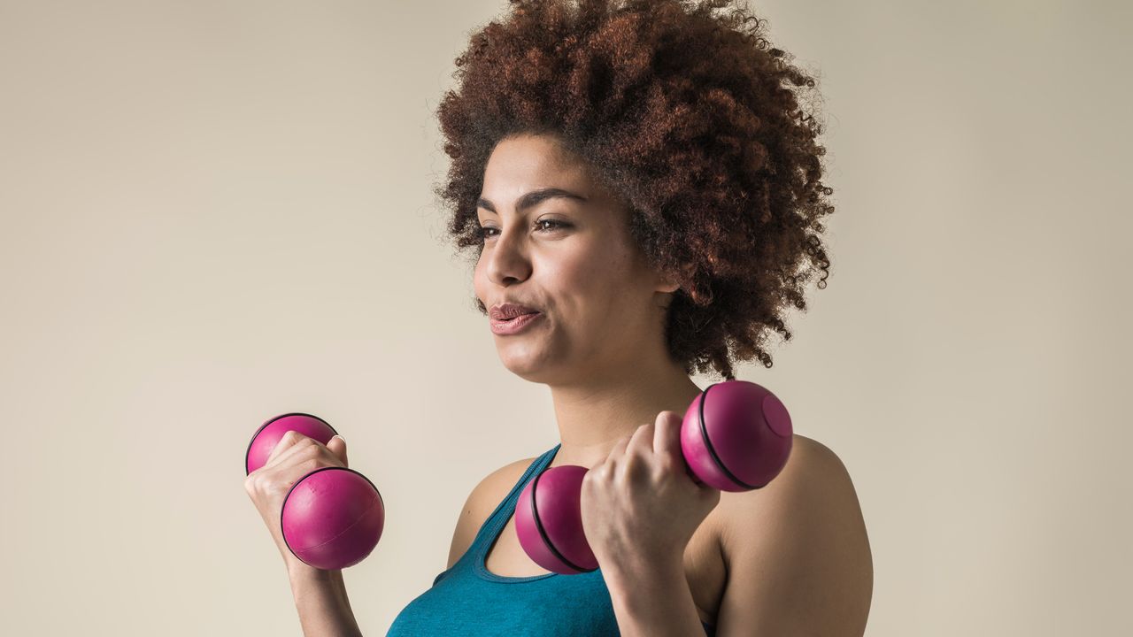 Gaining weight in a healthy way using dumbbells