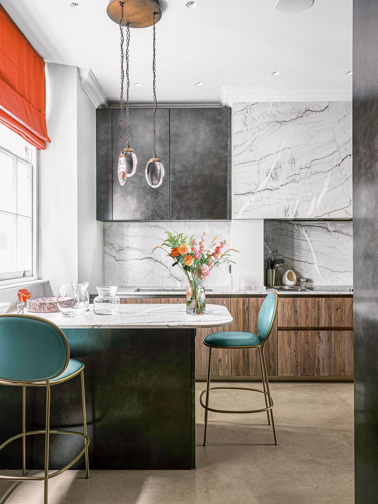 a cluster kitchen light over a peninsula