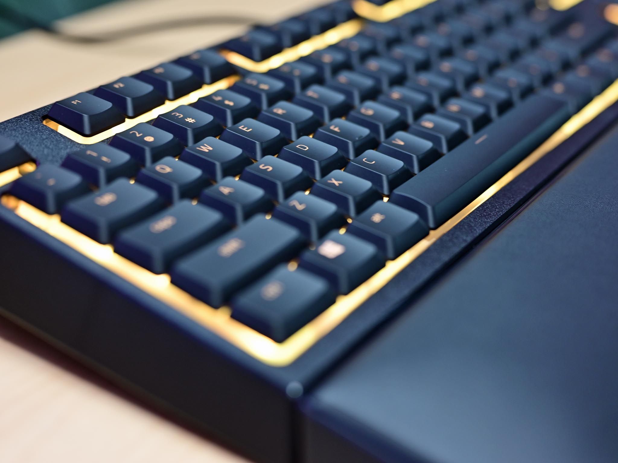 Razer Ornata V2 - Gaming toetsenbord met mecha-membranen hybride schakelaars (multifunctionele draaiknop en mediatoetsen, volledig programmeerbaar, RGB Chroma) QWERTZ | DE-lay-out, zwart