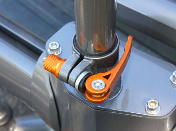 K&uuml;at says it intentionally left the tolerances on the plastic liner for the telescoping repair stand mast on the loose side for freer movement. But it's so loose that it can be difficult to lock things down without distorting the clamp. Newer versions now have a locking spring-loaded pin but that restricts height adjustment