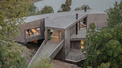 lakeside house made in timber in chile