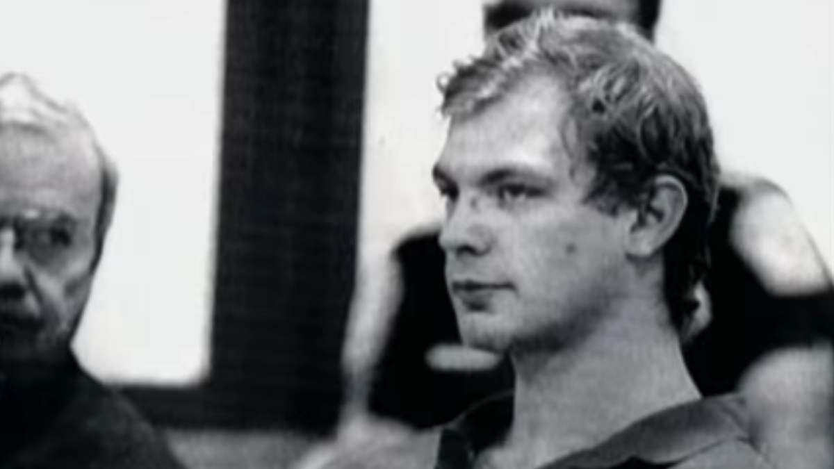 7 Jeffrey Dahmer Documentaries And Other Things To Watch After Monster The Jeffrey Dahmer Story 
