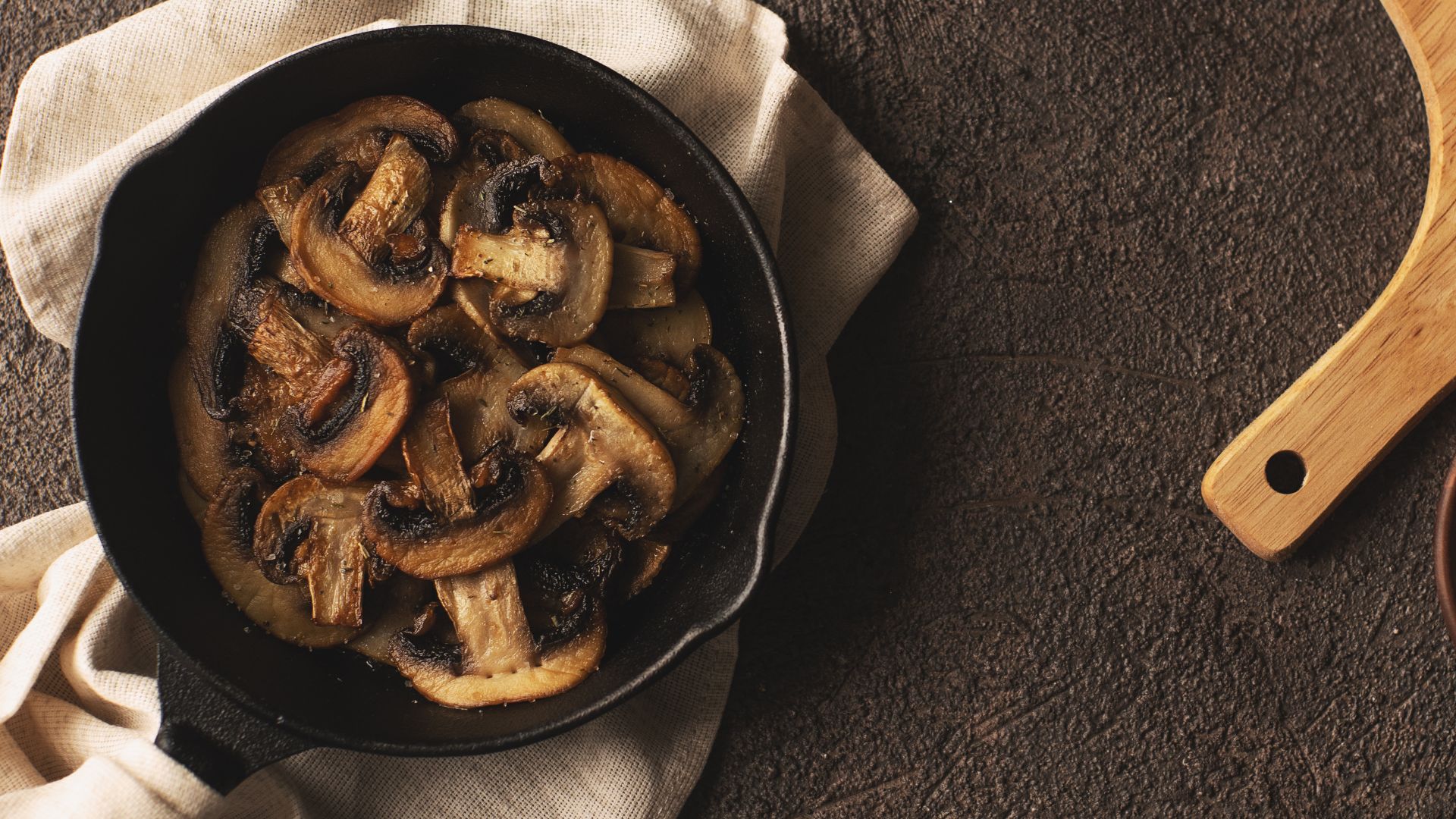 Grilled mushrooms in cast iron pan