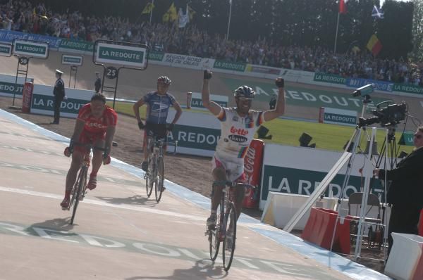 Peter Van Petegem crosses the line first in 2003, ahead of Italy's Dario Pieri and Russian Viatcheslav Ekimov.