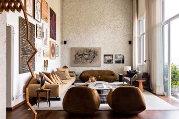 10 above the sofa decor ideas to elevate blank walls | Livingetc