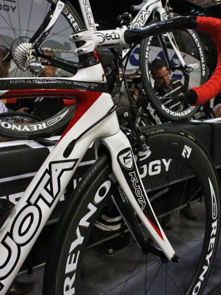 The front end of the Kult features a tapered 1 1/8"-to-1 1/4" steerer.