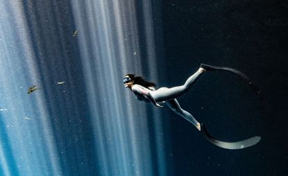 卡米拉·贾比尔(Camila Jaber)凭借电影《我是天然井》(I am Cenote)获得#CreateCOP26奖第一名，该片取材于她作为一名水上运动员的经历