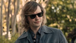 Josh Whitehouse as Eddie wearing sunglasses in Daisy Jones and The Six