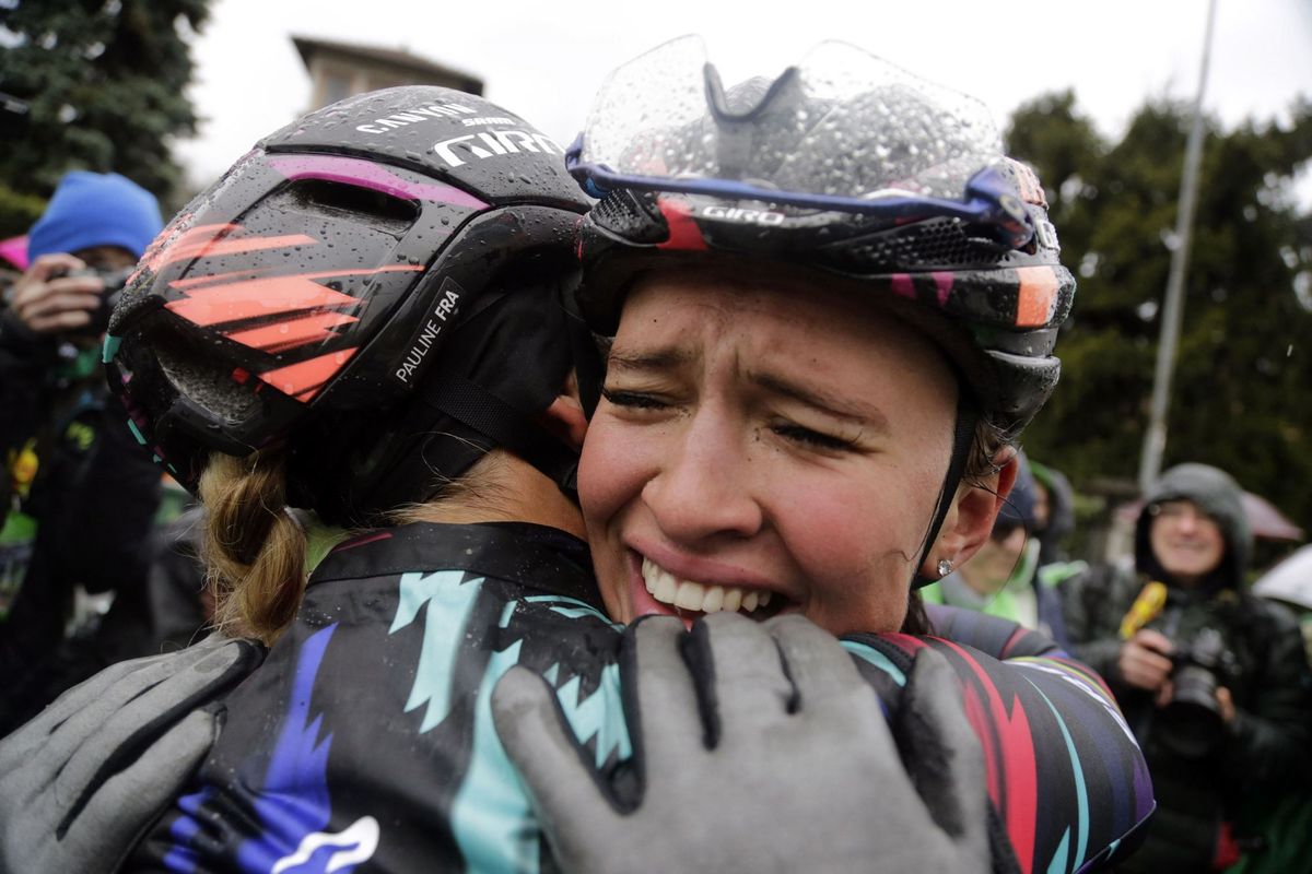 Katarzyna Niewiadom celebrates her win
