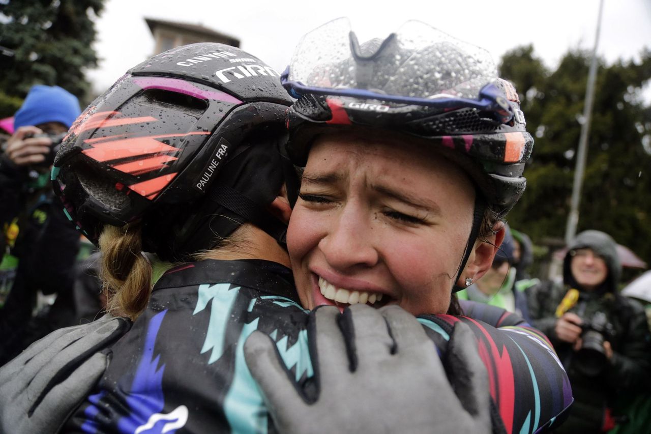 Katarzyna Niewiadom celebrates her win