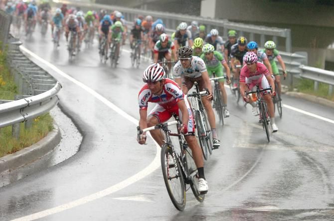 Giampaolo Caruso descends on wet roads