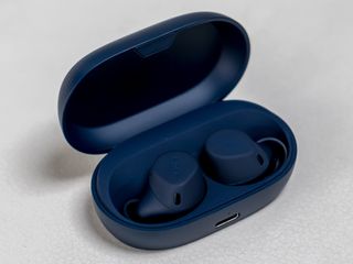 Jabra earbuds discount vs apple airpods