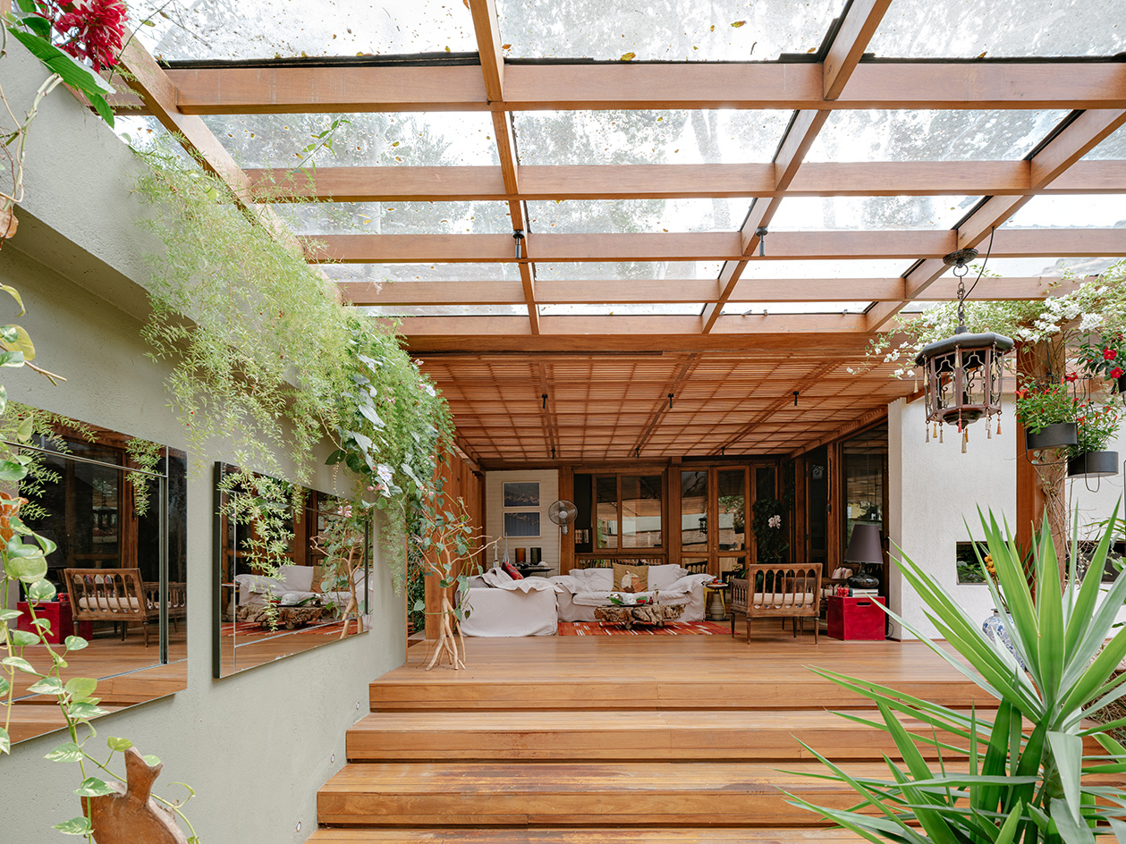 a brazilian garden house by Kika Camasmie, engulfed in greenery