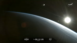 SpaceX Crew-12 Dragon 在日出期間在地球上空自由飛行。
