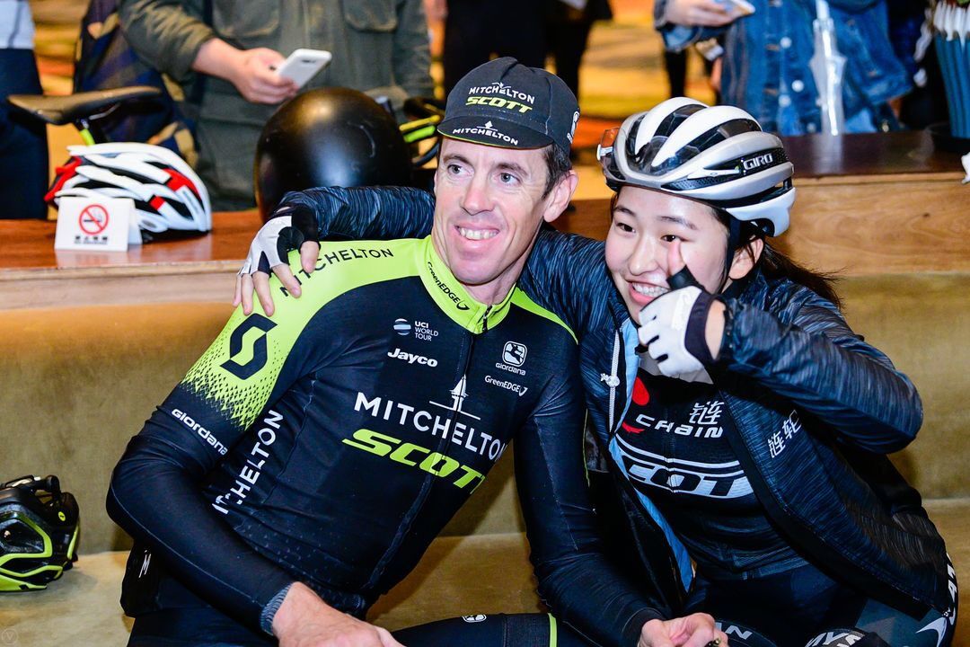 A fan gets a picture with Mat Hayman