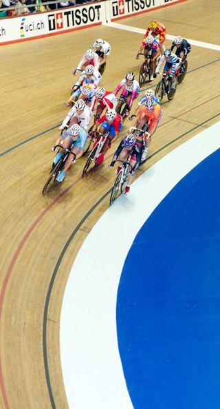 Mens scratch racing, taking the bend